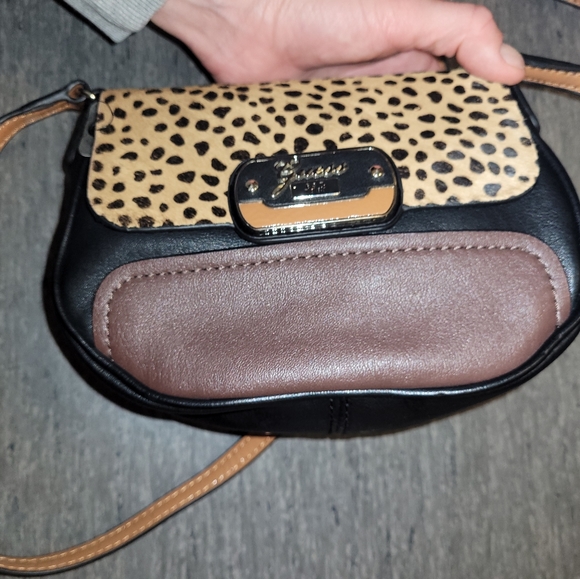 NWT Guess purse. Small. - Picture 4 of 8